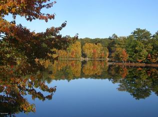 100 E Lake Dr, Dingmans Ferry, PA 18328
