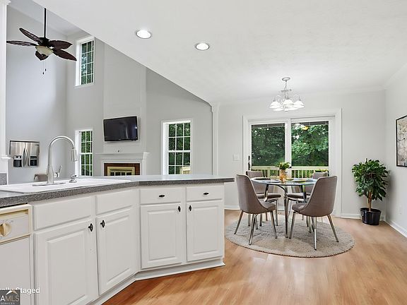4th image of 1645 Berryhill Rd
