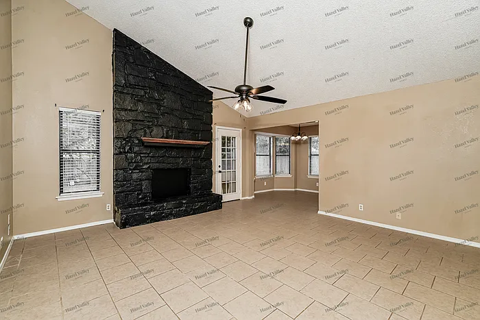 3 bed, 2.0 bath, 1329 sqft, $1,795 — Photo 3