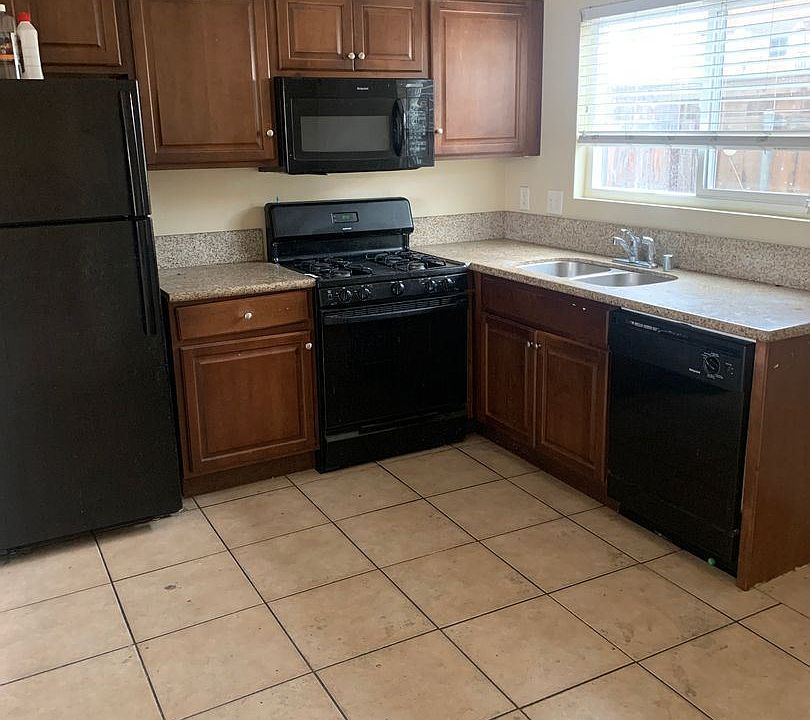 2nd image of 980 E Mission Ave #12