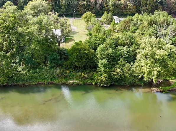 19 Yellow Rose Ln, Elkview, WV 25071