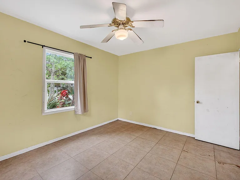 841 SW 18th Ct — Photo 36