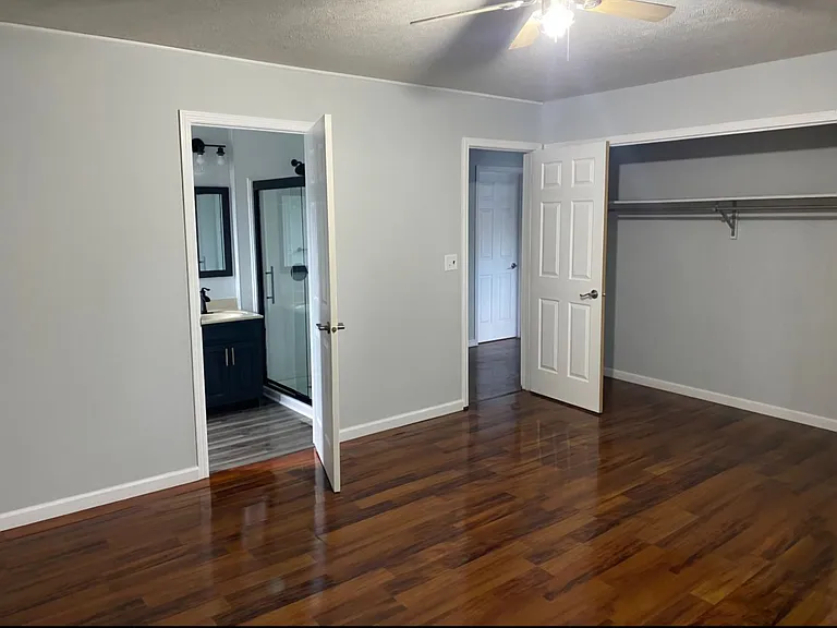 208 E Illinois St — Photo 14