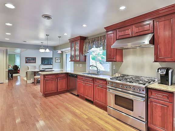 2nd image of 1 Overhill Ln