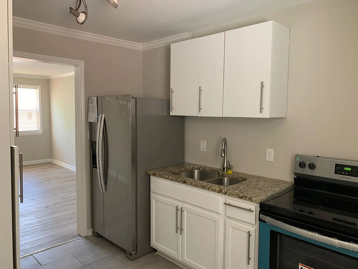 Cute 2 Bedroom Duplex near Freedom Drive — Photo 3
