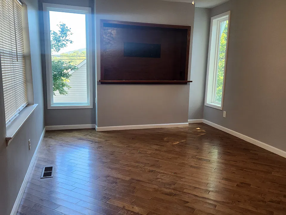 3338 Parker Ln