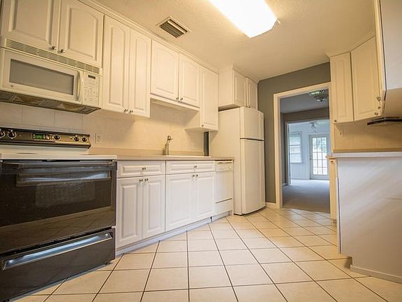 2nd image of 816 Chatfield St