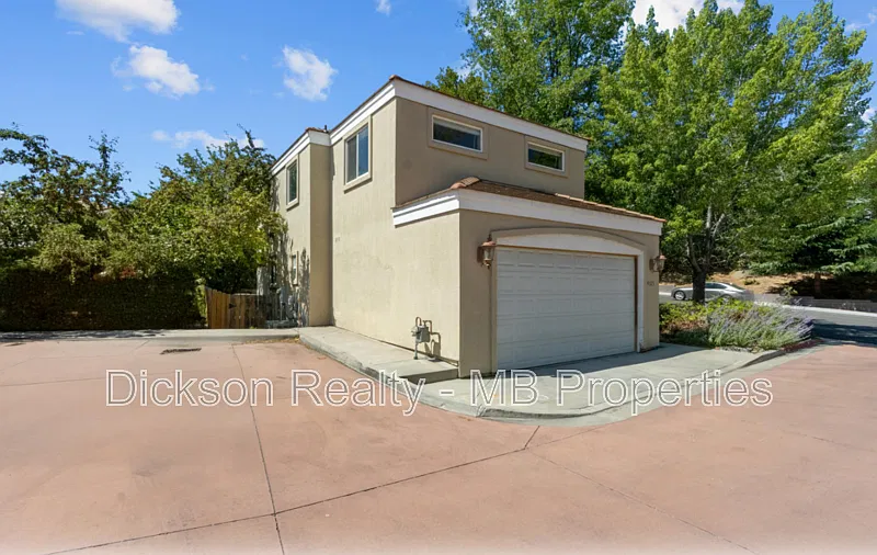 3 bed, 2.5 bath, 1482 sqft, $2,700 — Photo 2