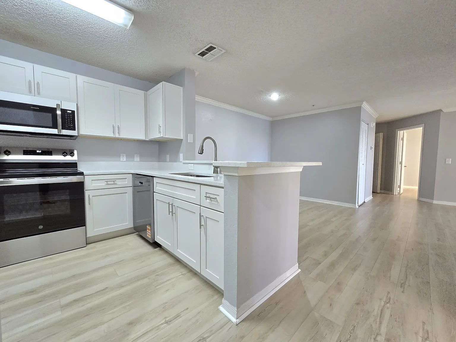 2 bed, 1096 sqft, $1,650 — Photo 2