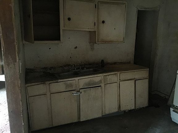 3rd image of 635 S Patty Loveless Dr