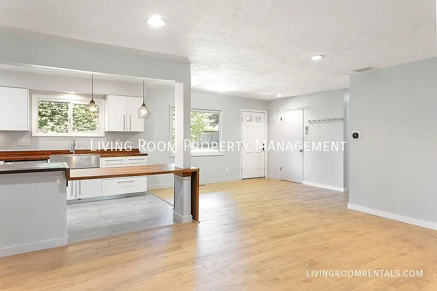 Raleigh Hills Ranch with Oversized Yard and AC — Photo 3