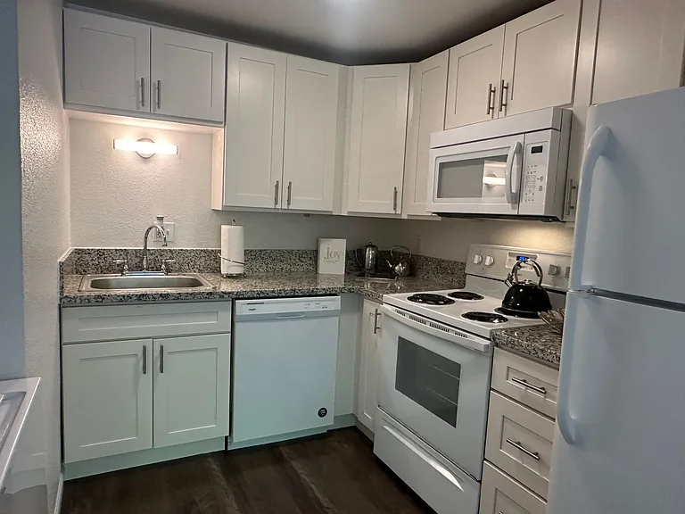 846 Phoenix St NE — Photo 8
