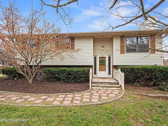 3rd image of 2201 Pinewood Dr