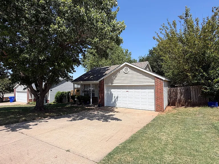 1117 Cedarcrest St — Photo 4