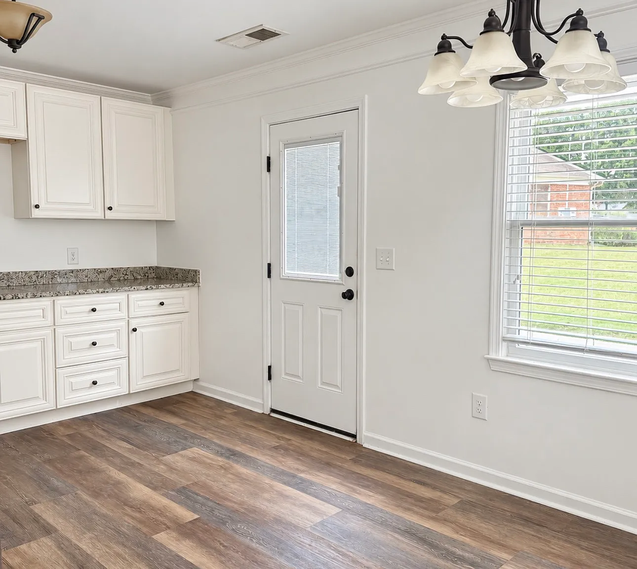 410 Seagraves Dr — Photo 2