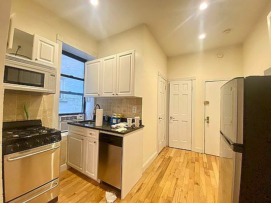 5th image of 26 E 105th St #V