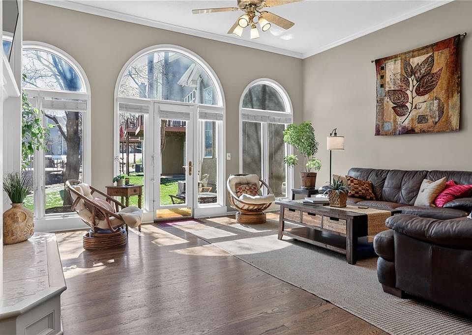1st image of 155 Pointe Dr