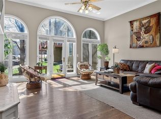 155 Pointe Dr, Kansas City, MO 64116