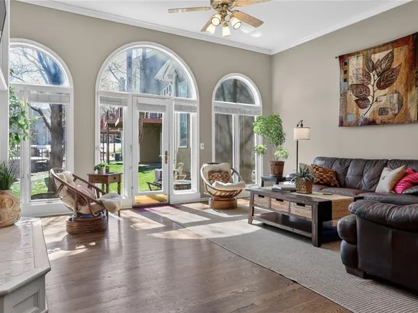 155 Pointe Dr, Kansas City, MO 64116