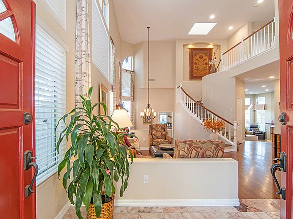 Voluminous ceilings.