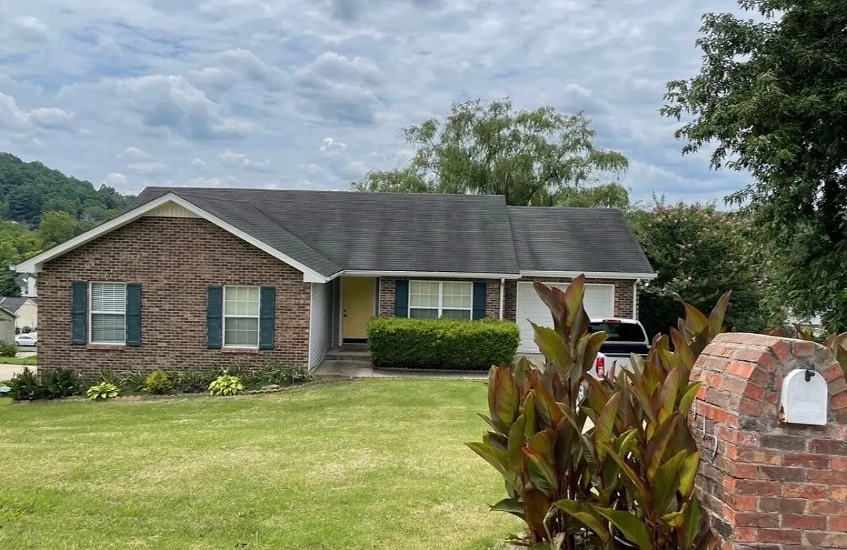 3 bed, 2.5 bath, 2100 sqft, $2,400 — Photo 2