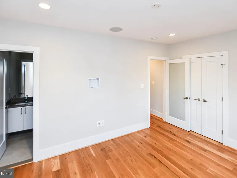 913 Quincy St NE #3 — Photo 37