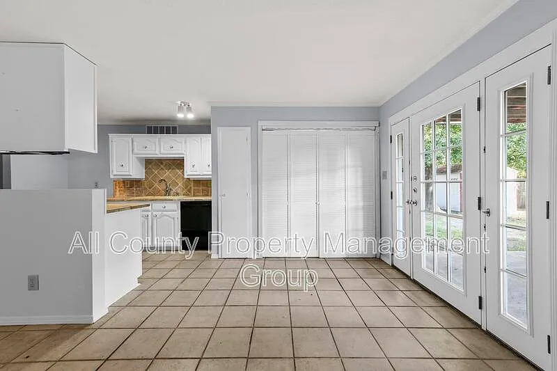 3 bed, 2.0 bath, 1384 sqft, $1,895 — Photo 4