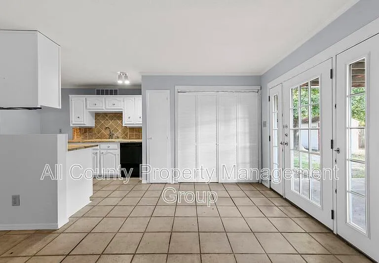 1305 Clark Trl — Photo 4