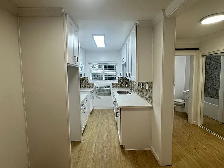 The Diplomat Apartments — Photo 12