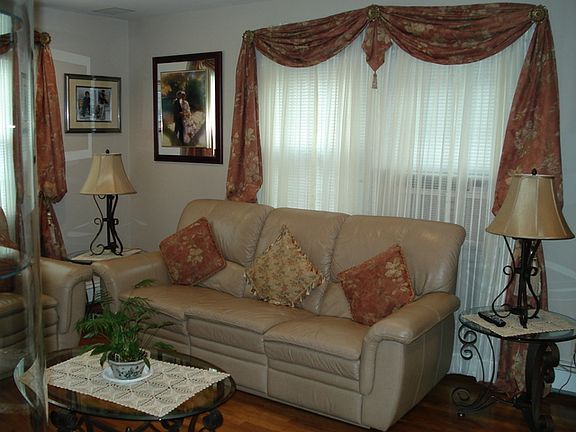 3rd image of 14 Oak Ave