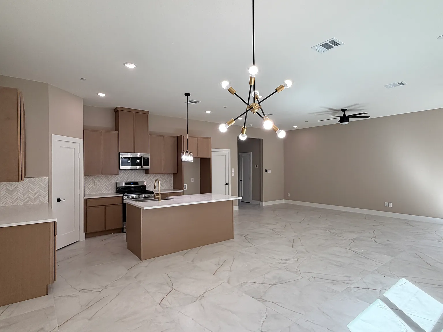 3 bed, 2.5 bath, 2103 sqft, $3,200 — Photo 4
