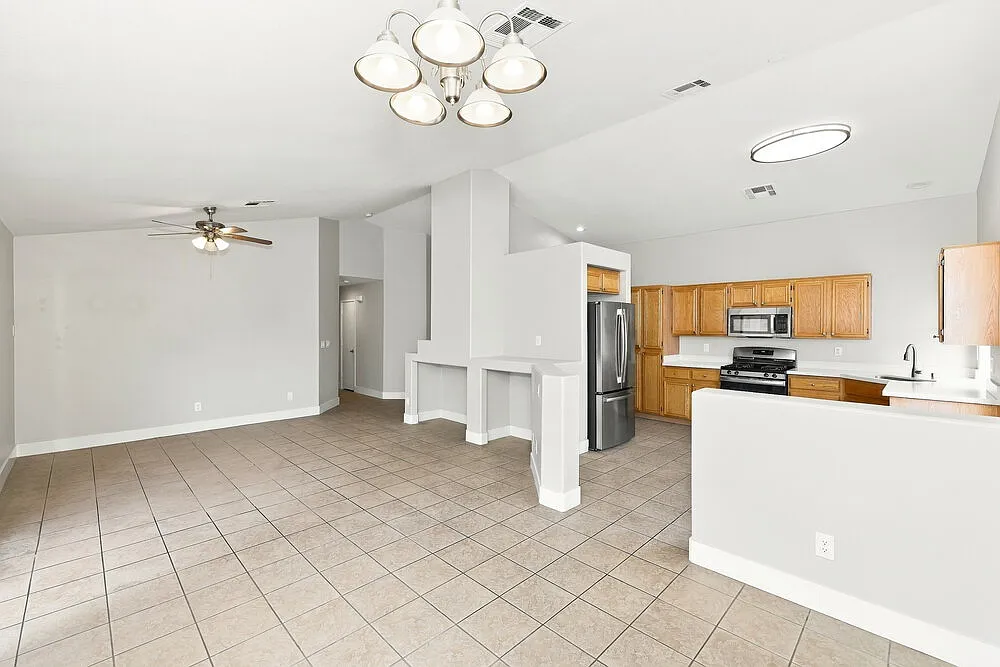 3 bed, 2.0 bath, 1425 sqft, $2,150 — Photo 4