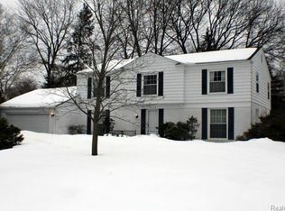 3352 Paddington Dr, Troy, MI 48084