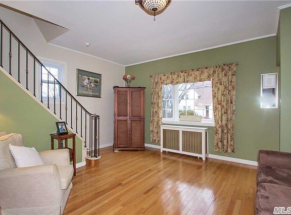 4th image of 122 Raymond St