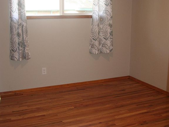 5th image of 506 SE Woodland Blvd