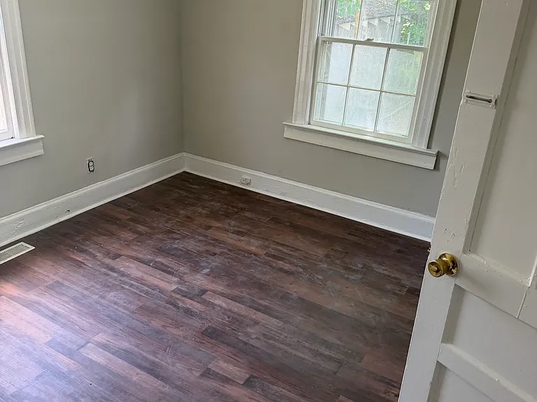 605 Dexter St — Photo 9