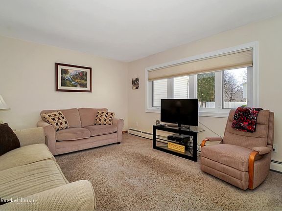 3rd image of 9 Pine Dr