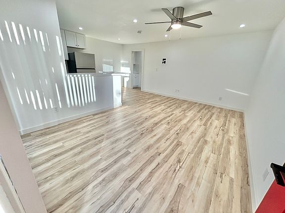 2nd image of 5050 Santa Monica Ave #5