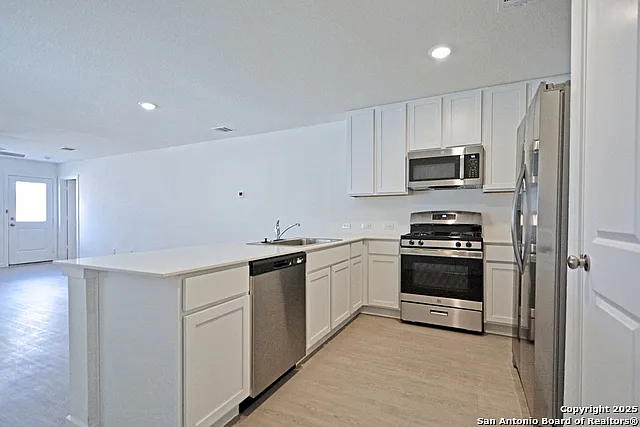 3 bed, 2.0 bath, 1402 sqft, $1,475 — Photo 3
