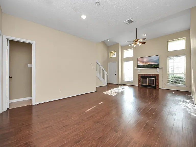 1022 Memorial Village Dr — Photo 10