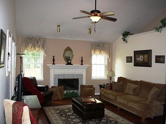 3rd image of 679 Wellington Dr