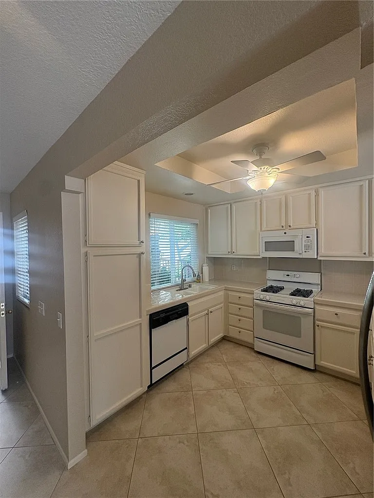 2 bed, 2.5 bath, 1429 sqft, $3,900 — Photo 3