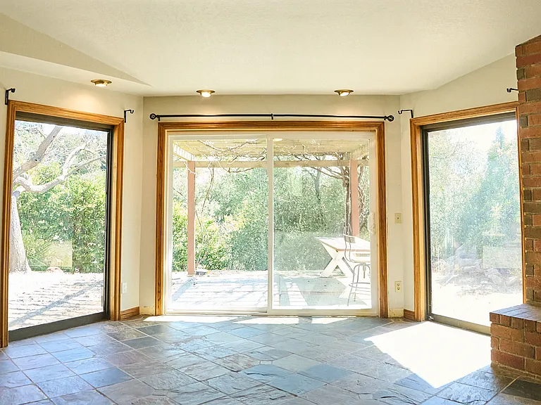 397 Loftyhill Dr — Photo 3