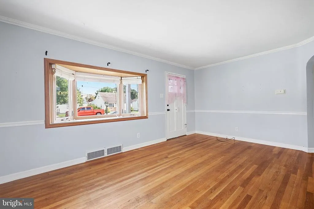 3 bed, 1.0 bath, 1170 sqft, $2,500 — Photo 2