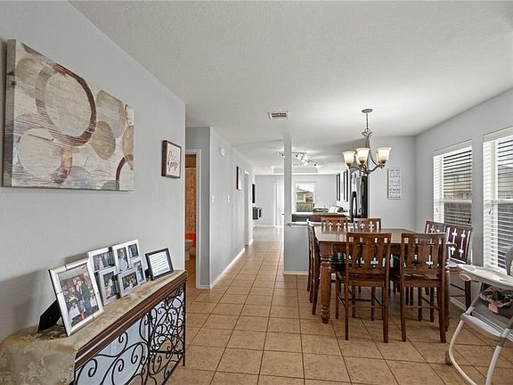 4th image of 224 Foxglove Dr