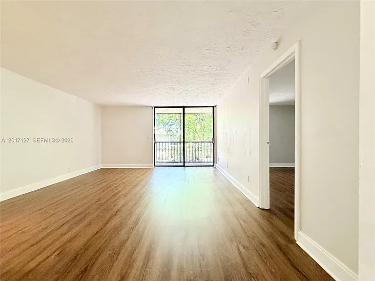 450 Commodore Dr #214 — Photo 1