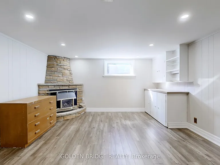 438 Centre St E — Photo 20