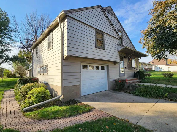 207 S 6th St, Mallard, IA 50562