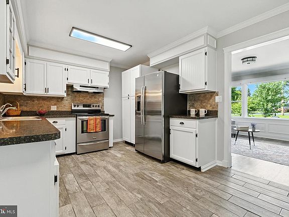 3rd image of 1872 Harbor Dr