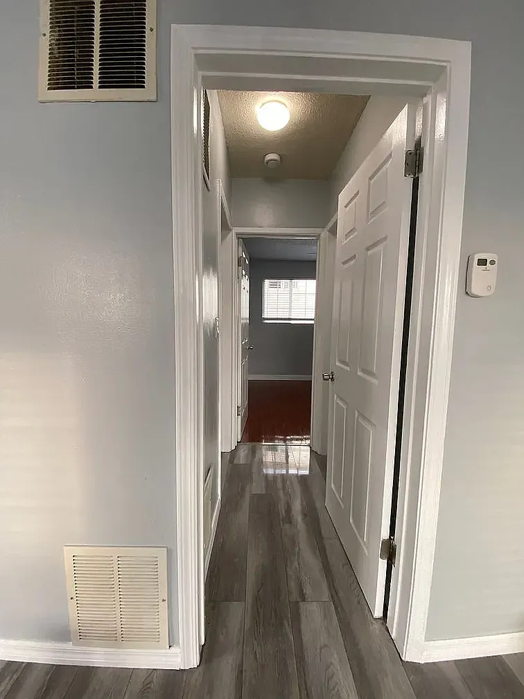 2 bed, 700 sqft, $2,200 — Photo 2